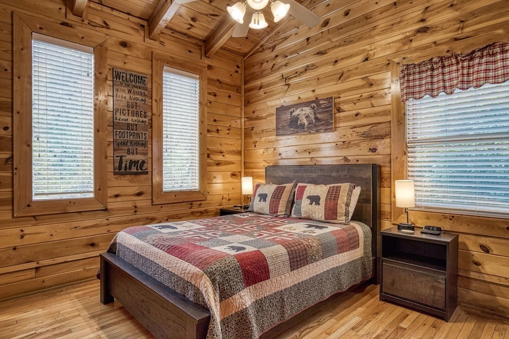 Ern834 - Lakeside Getaway - Great Location! Close To All The Action! 1 Bedroom Cabin by RedAwning view 4