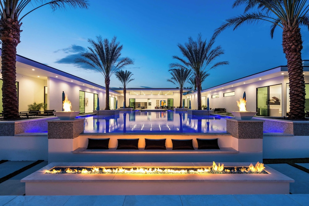 Sleeps 26 Pool, Hot Tub, Pickleball & Putting Green Bravo Villa #12 by Avantstay