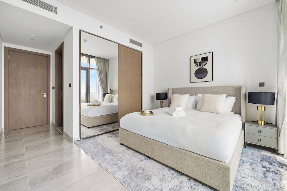 Elegant 3BR Canal & Burj Khalifa Views