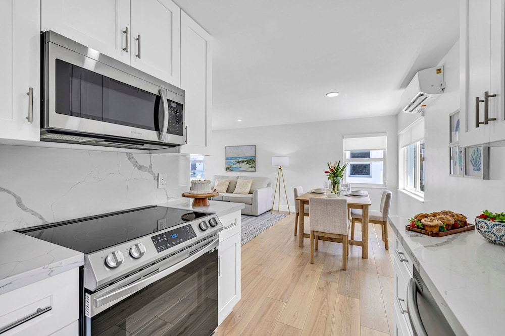 Beach Condo King Bed Lush Patio w BBQ Birch Key Seven