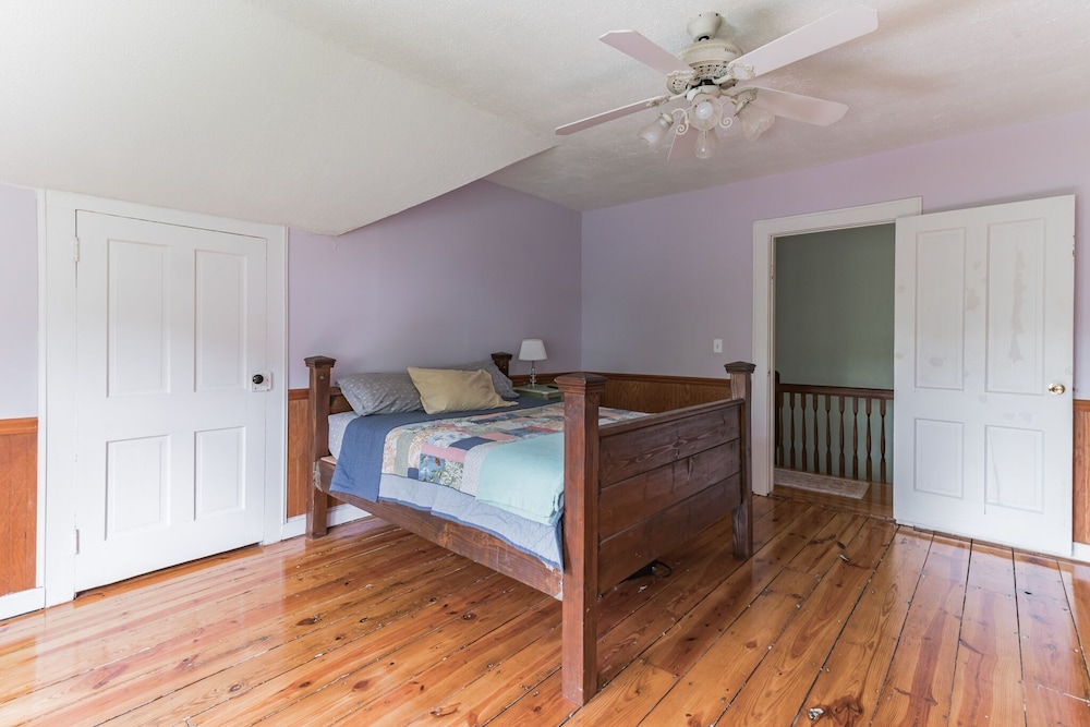 Spacious Victorian Home With Mountain Views And Lots Of Fun Extras!! 5 Bedroom Farmhouse by Redawning - Property Image 33
