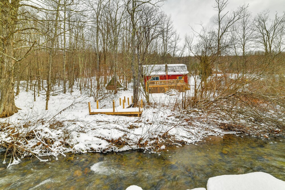 Mtn-view Deck & Grill: Creekside Catskills Cabin!