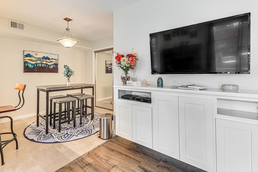 Cozy 2-story Condo Near Galleria in North Dallas!