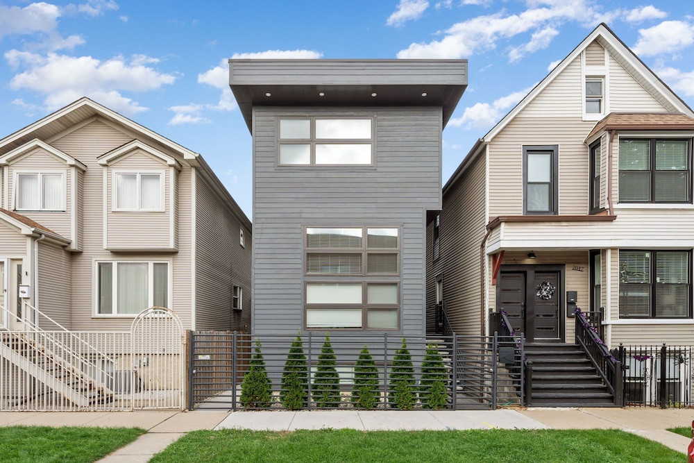 Magnificent NEW Home w 8 Beds Free Parking