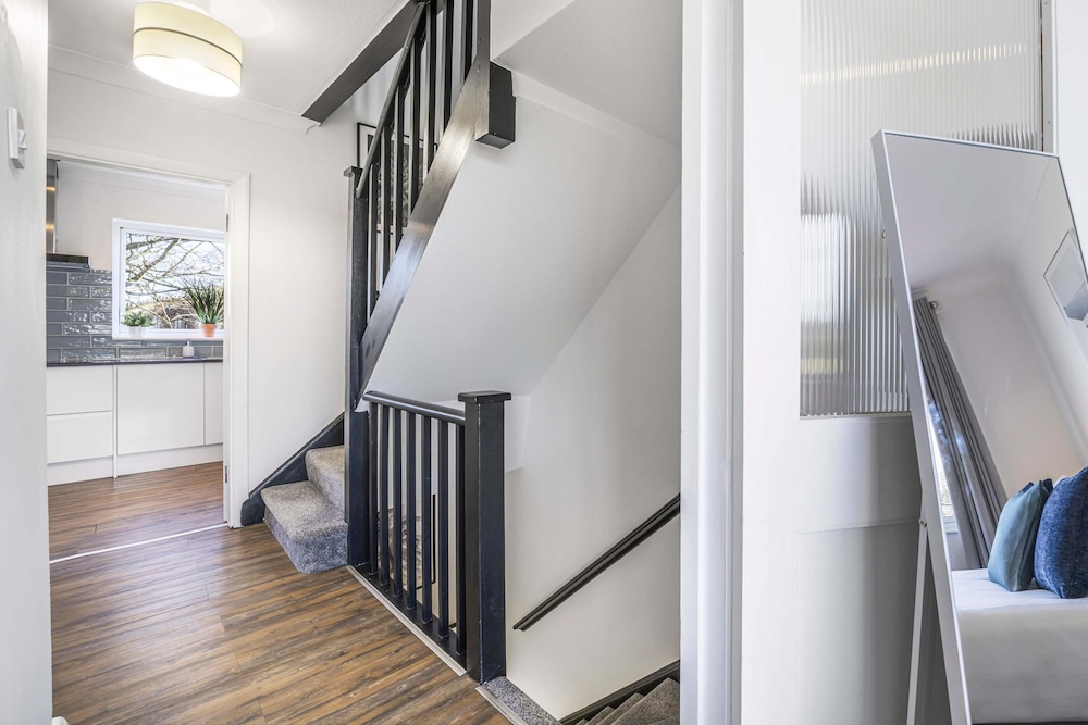 Elegant 4BR House Near City Centre Angus Suites