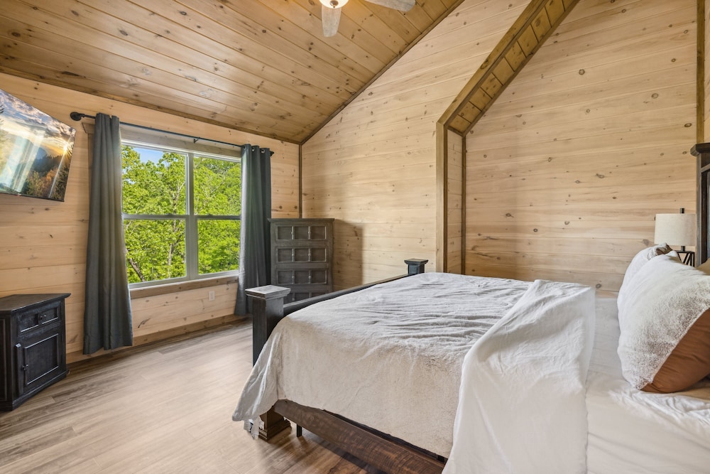 Hilltop Dreamin' 4 Bedroom Cabin by RedAwning view 4