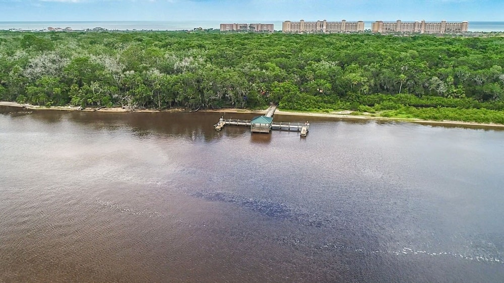 Oceanview Top-floor Penthouse in Surf Club Beach Pool Access
