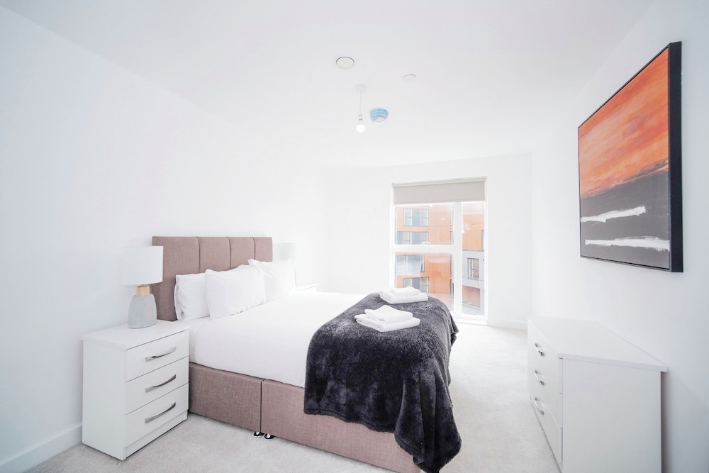 1 Bed Serviced Apartment Bracknell Station 5 Mins view 2