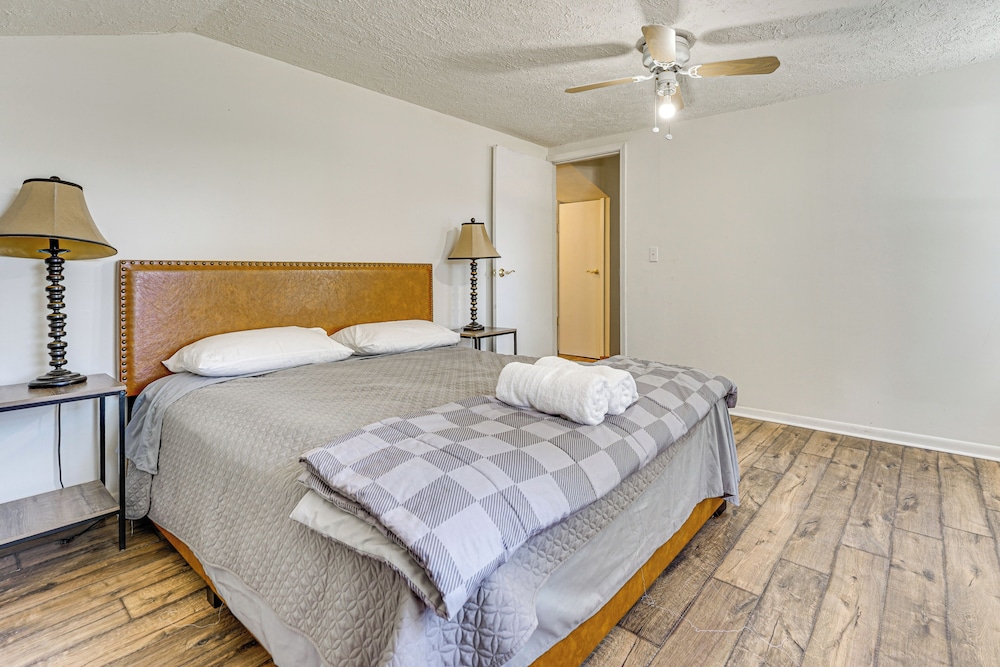 Private Pool & Yard: Pet-friendly Home in Toledo