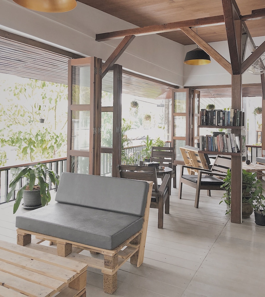 The Reef Hotel & Studios