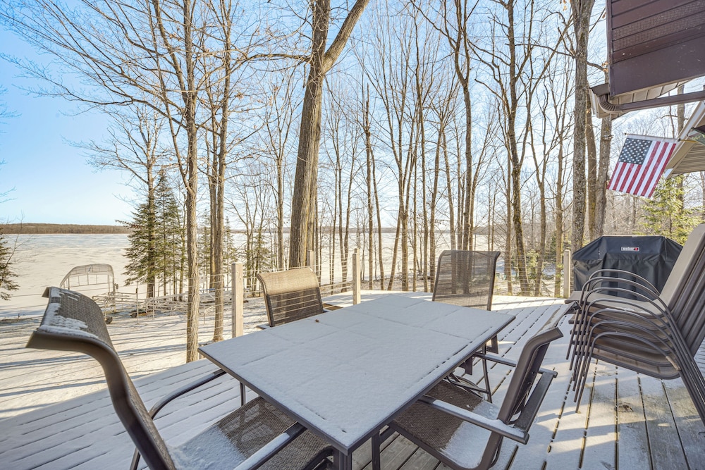 Boat Dock, Full Gym: Waterfront Nelson Lake Gem!