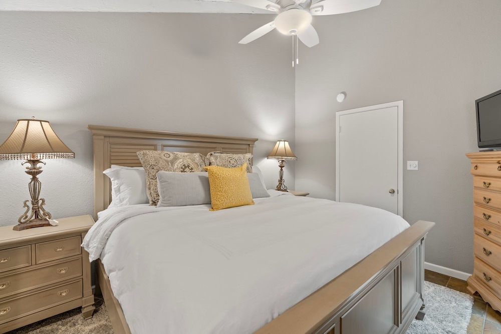 Lakeside Condo Retreat in Horseshoe Bay