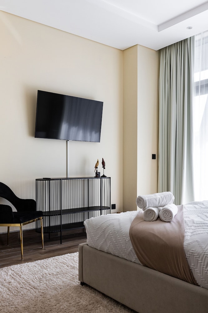 GLOBALSTAY. J One Tower Apartments