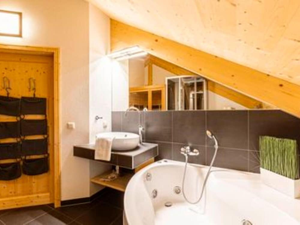 Spacious Chalet With hot tub