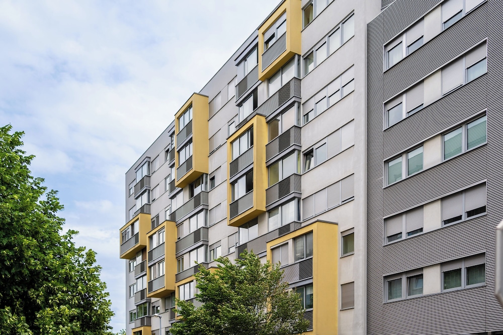 Cityscape Comfort Apartment With Garage