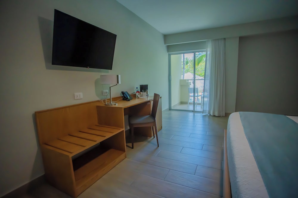 Coral Costa Caribe Beach Resort - All Inclusive - Property Image 16