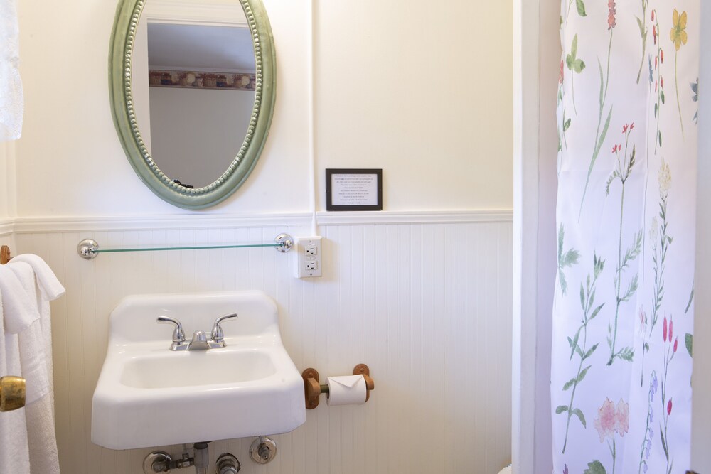 The Chimney Rock Inn & Cottages