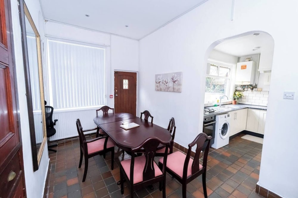 Charming Victorian Home in Heart of Leicester