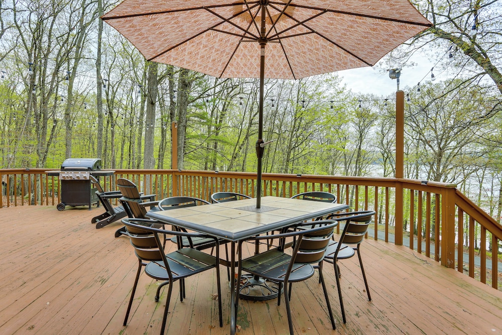 1/2 Mi to Boat Ramp: Lake Wallenpaupack Retreat!