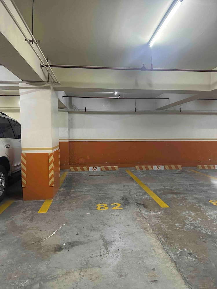 Luxurious Studio in Mckinley Hill With City View