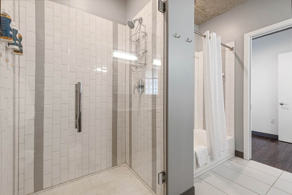 Exclusive 3BR City Views Top Amenities Central