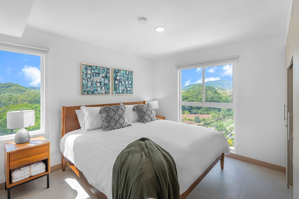 Upstay - Brand New Condo w Pool - 5 Mins to Beach
