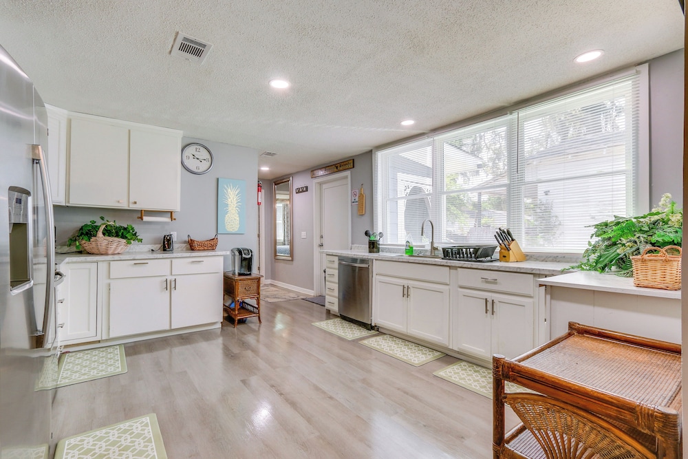 Beachy Home in Heart of Beaufort w/ Pool Access