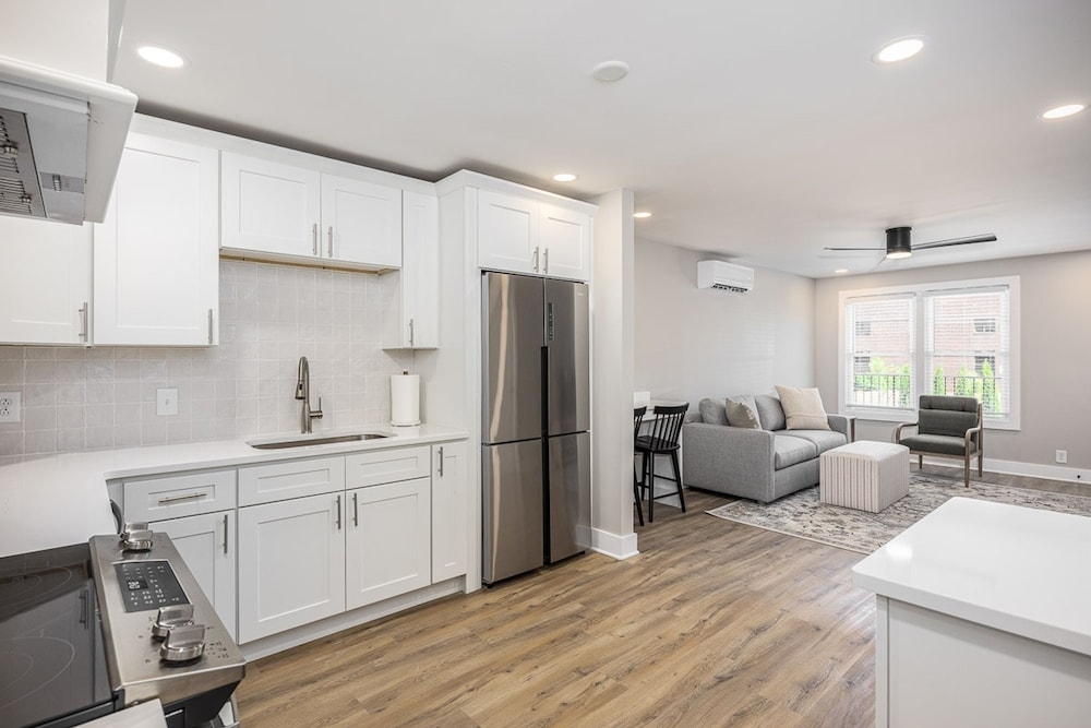 The Nomad 64-person Hillsboro Village Retreat Studio 1BR Spaces
