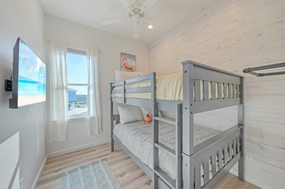 Sleeps 20 2 Homes w/ Beach Boardwalk Access, Water Canal Views, & Priv Pools