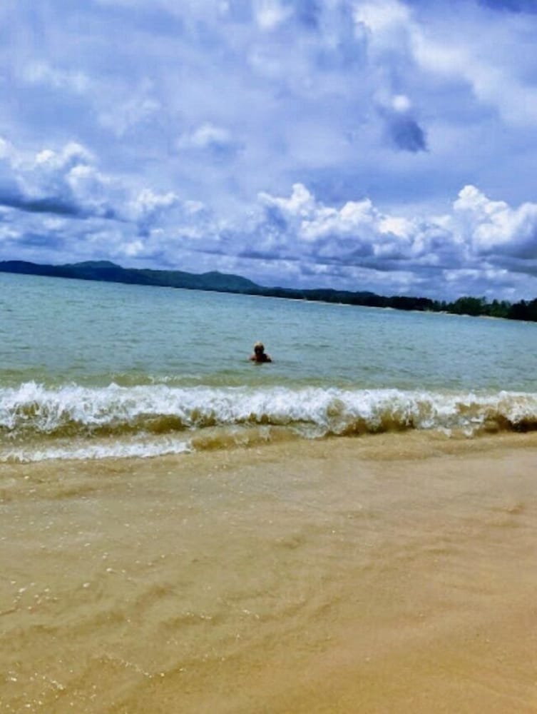 Beachfront Phuket Seaview Suites