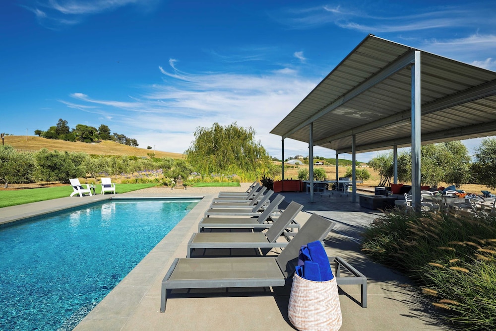 Coplan Vineyards by Avantstay 10-acre Estate w/ Pool, Spa, Bocce & Designer Interiors
