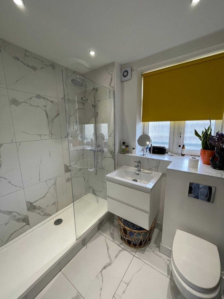 Contemporary 1BD Flat W/balcony - Stoke Newington!
