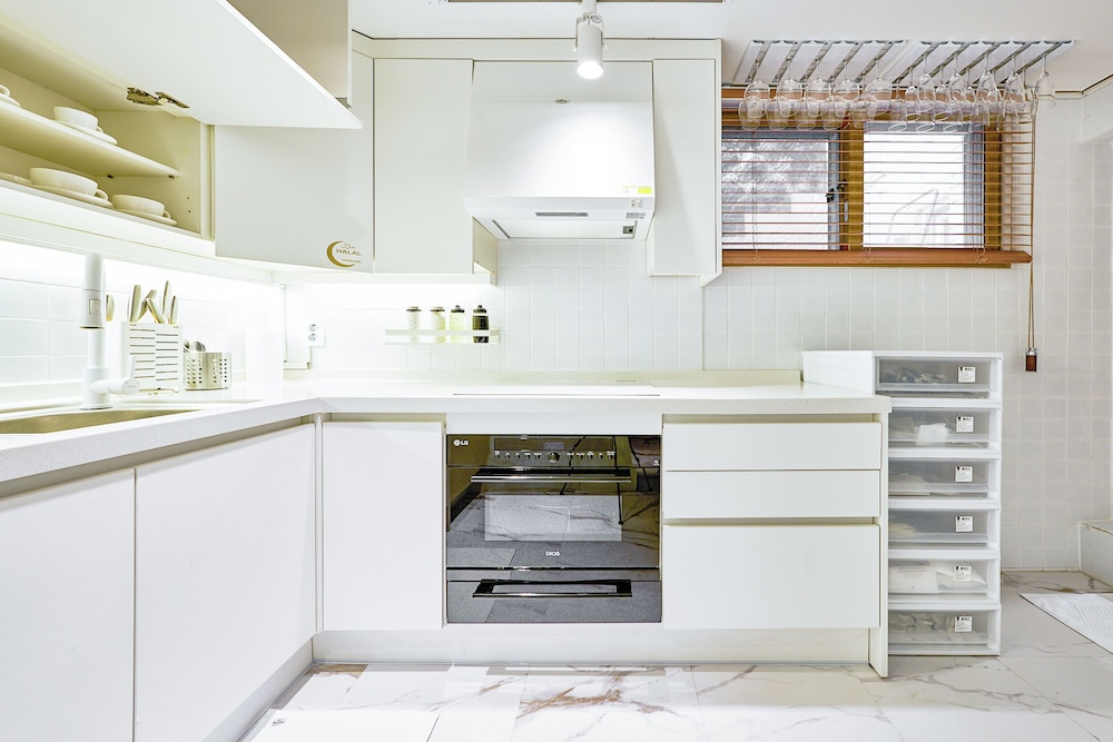 SA Tailored Serviced Home near Metro