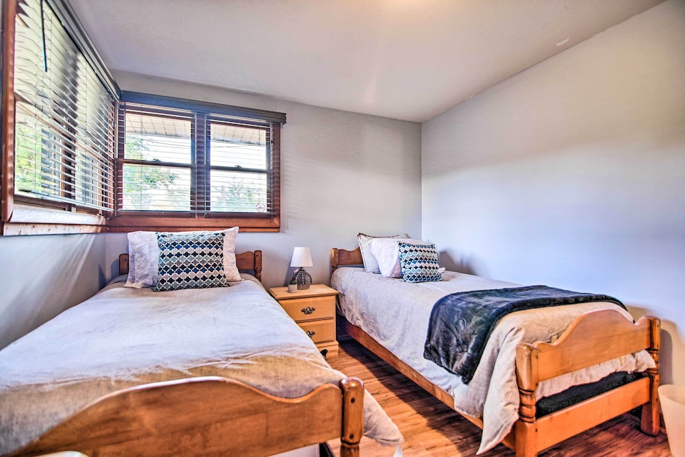 Fenced Yard: Fox River Grove Home, Dogs Welcome view 4
