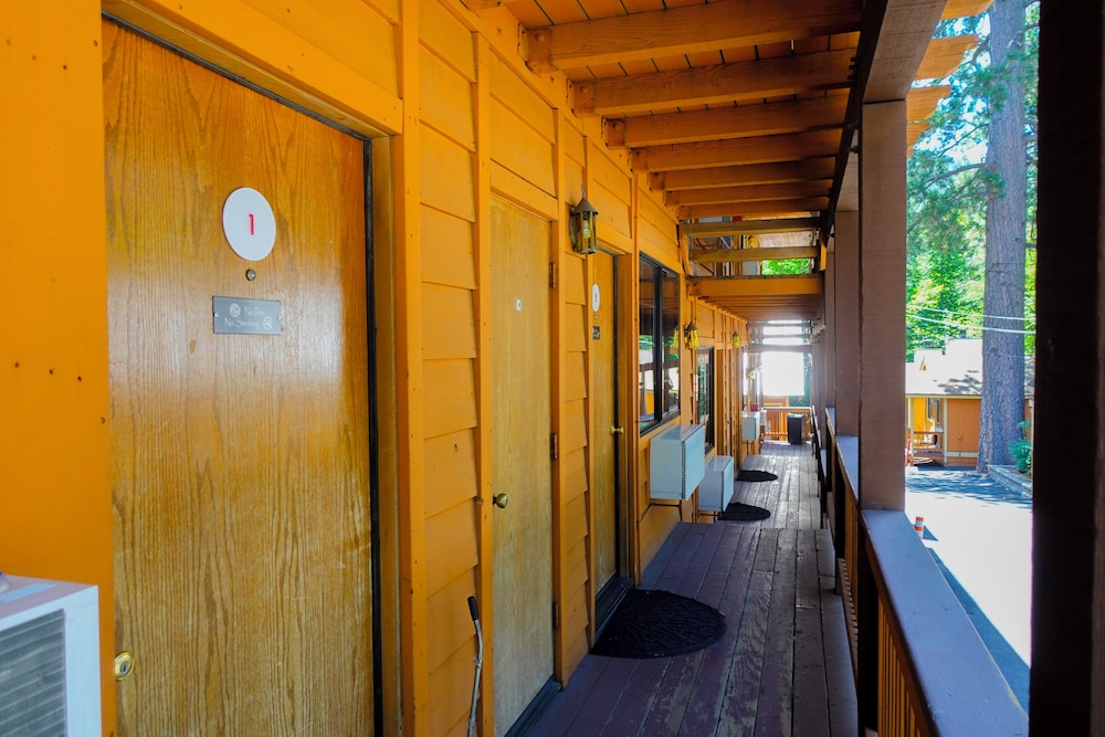 Sleepy Hollow Cabins and Hotel