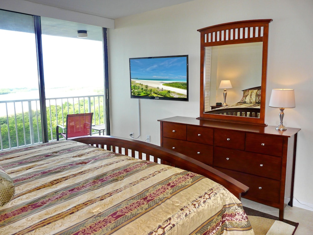 Alluring Beachfront Condo With Pool and View of Lagoon view 3