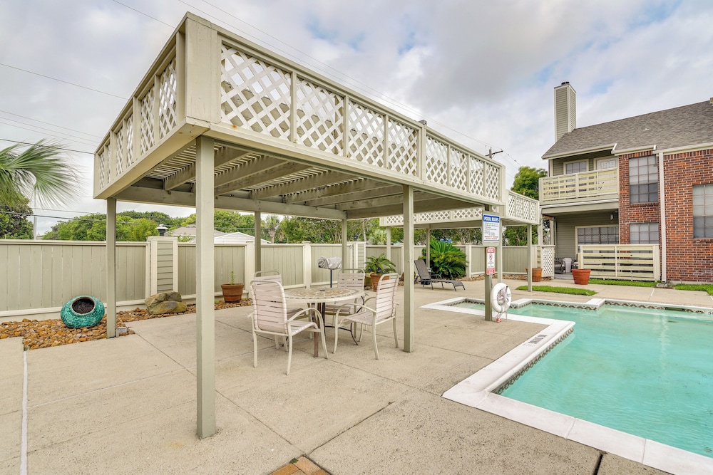 East End Galveston Condo w/ Pool, 1 Mi to Beach!