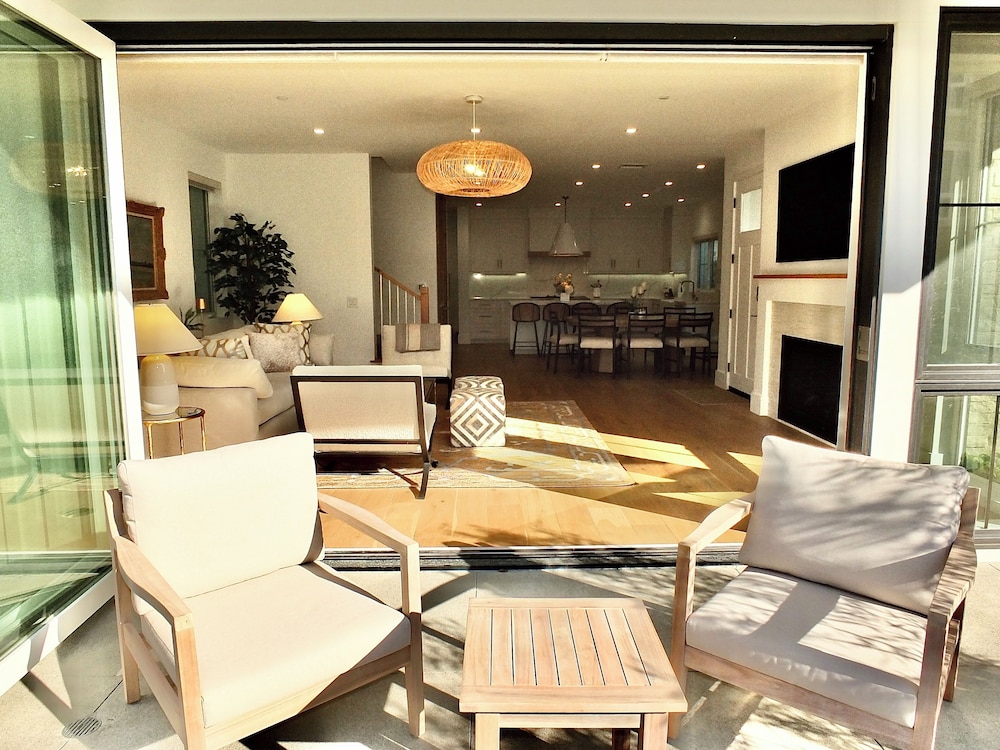 Beach Paradise Stunning 3-story in Long Beach!