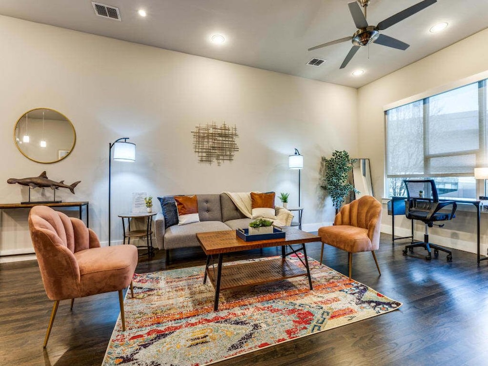 Cozysuites Uptown 3BR King Beds Skyline View
