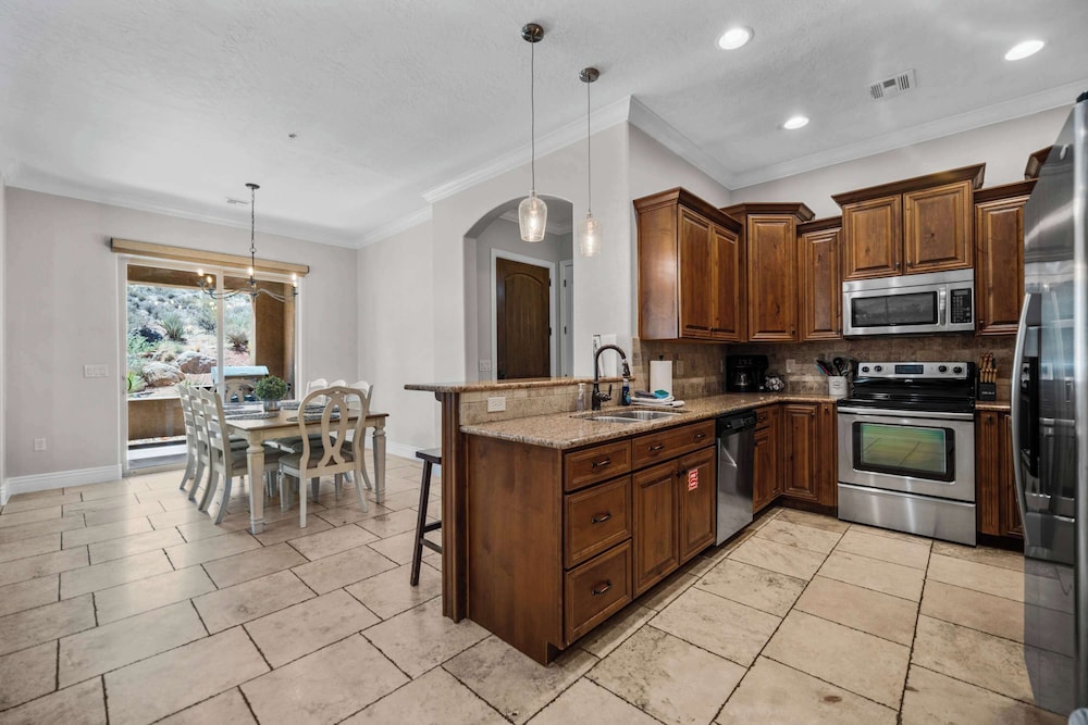 Pool Paradise for Families - Condo for 12 w/ Resort-style Amenities