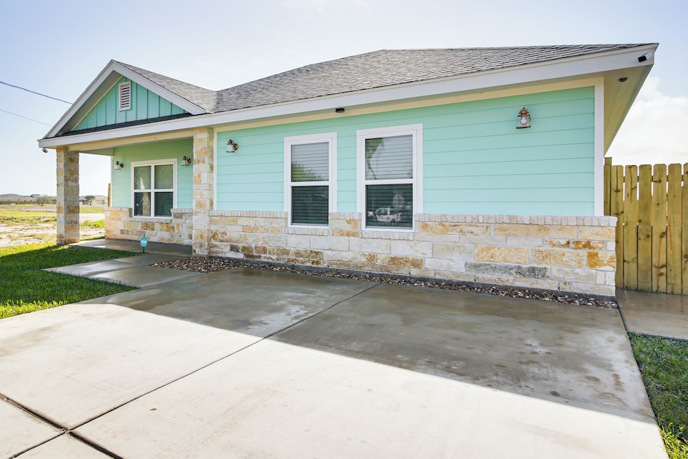 8 Mi to South Padre Island: Coastal Retreat!