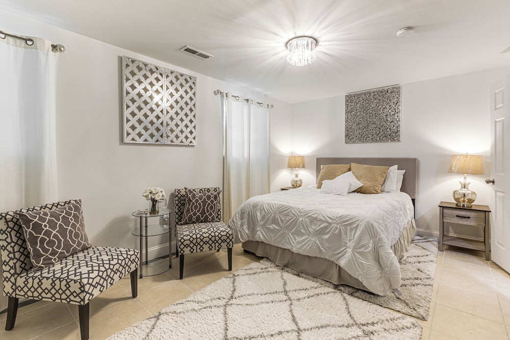 Walk to Beach: Elegant Escape in Lusby!
