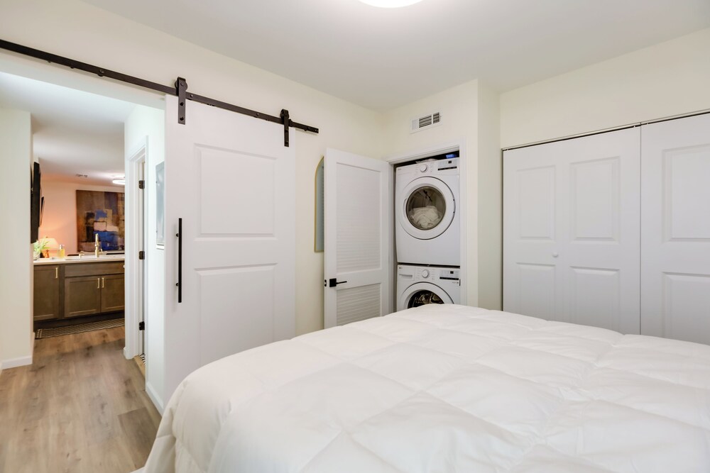 1 Mi to University of Cincinnati: 3rd-floor Condo!
