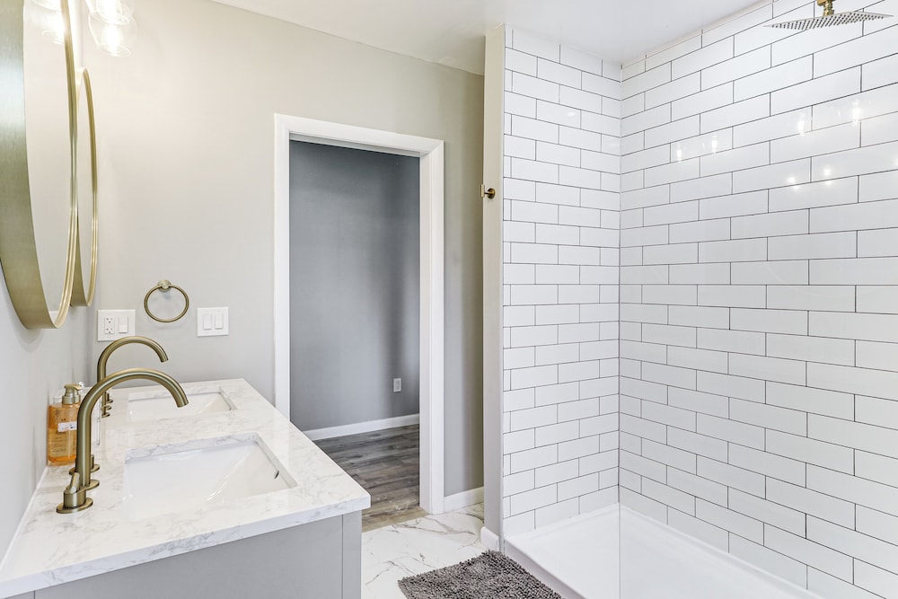 2 Mi to Uscg Academy! Convenient New London Home