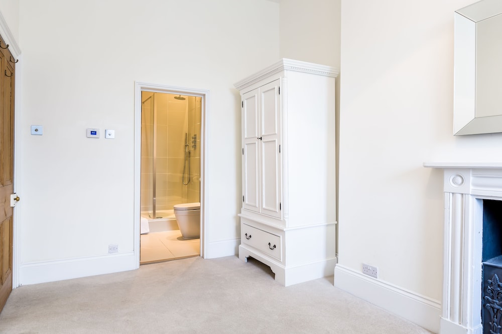 Luxury Apartments - Queen Circus view 3