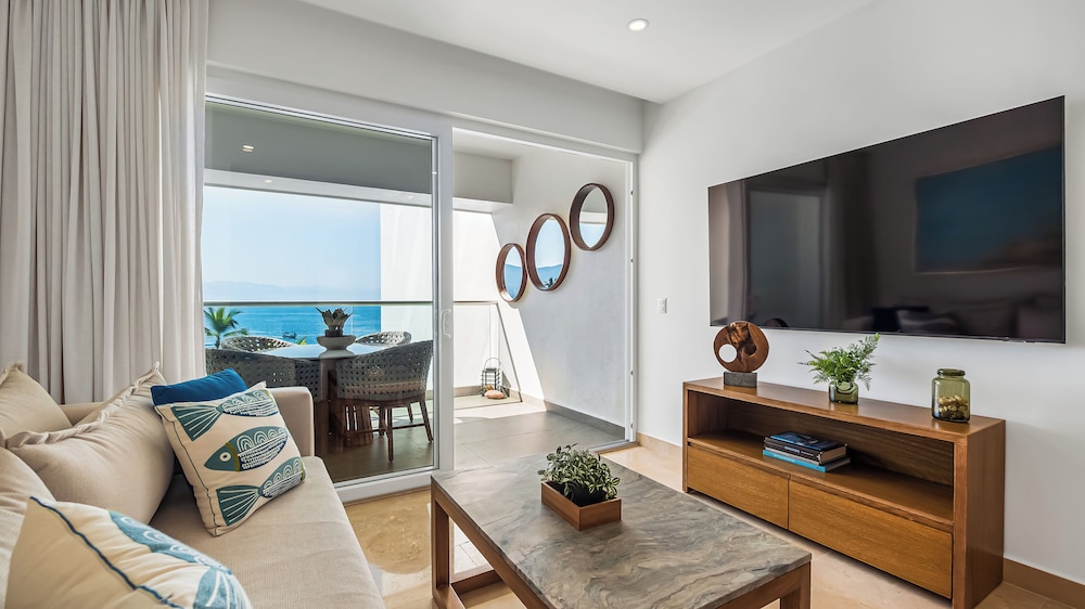Oceanfront 1BR with Balcony & Pool