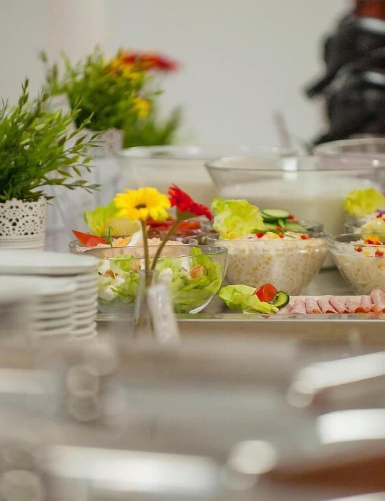 FREE PARKING, FREE BREAKFAST, only 15 minutes to City Center