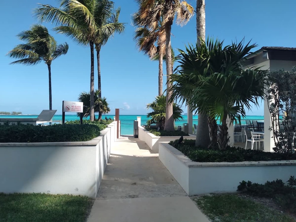 4 Bedroom Cable Beach Condo With Balcony