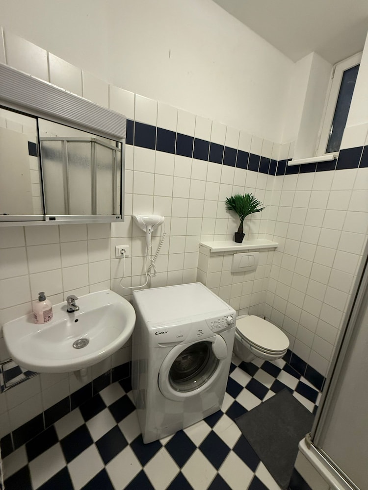 2BR Plus LR Apartment Sleeps 6 Central
