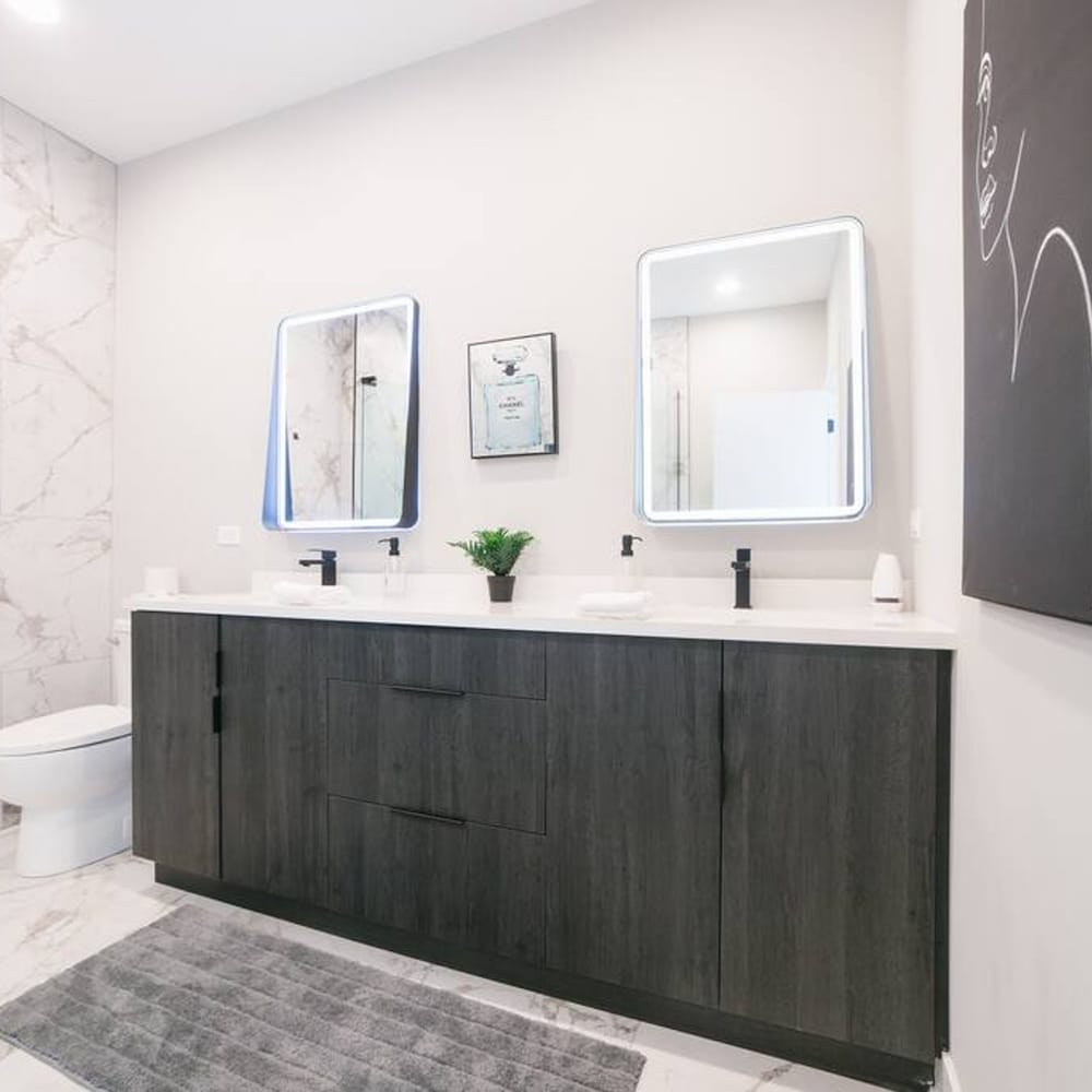 Magnificent NEW Home w 8 Beds Free Parking
